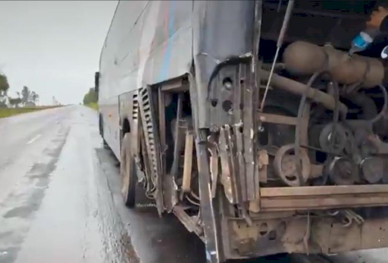 Motorista é fechado e bate carreta em ônibus com quase 50 passageiros