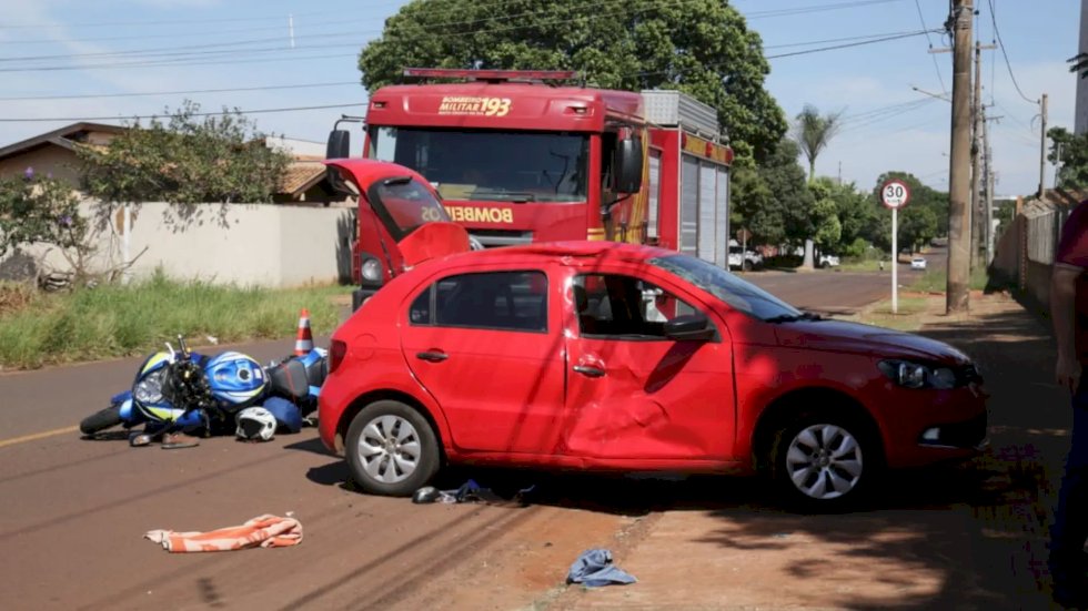 Motociclista é socorrido com fratura na perna após bater em carro que entrava em igreja