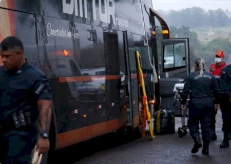 Viatura da PM capota e deixa feridos na MS-040; 3 vítimas foram resgatadas.