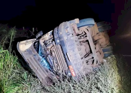Motorista perde controle e caminhão com eucalipto capota na BR-158.