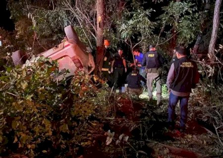 Carro sai da pista, capota e motorista morre na BR-262.