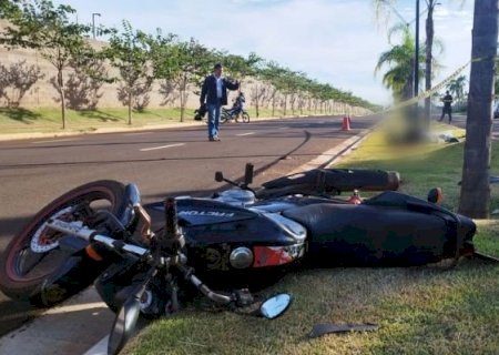 Motociclista sofre acidente em avenida de condomínio de luxo e morre.