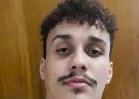 Jovem morre após bater moto em carreta estacionada .