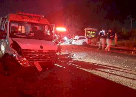 Motorista morre em acidente entre carro e ambulância do Samu na BR-163