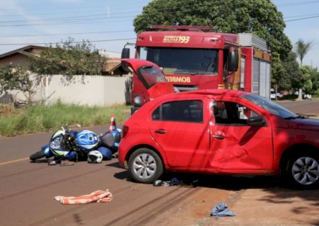 Motociclista é socorrido com fratura na perna após bater em carro que entrava em igreja
