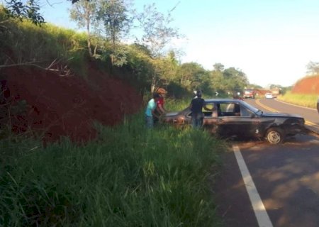 Motorista força ultrapassagem em local proibido e causa acidente na MS-040.