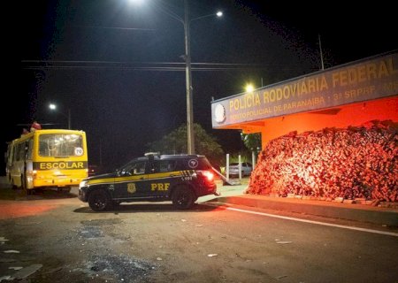 PRF apreende 2,7 toneladas de maconha em ônibus escolar.