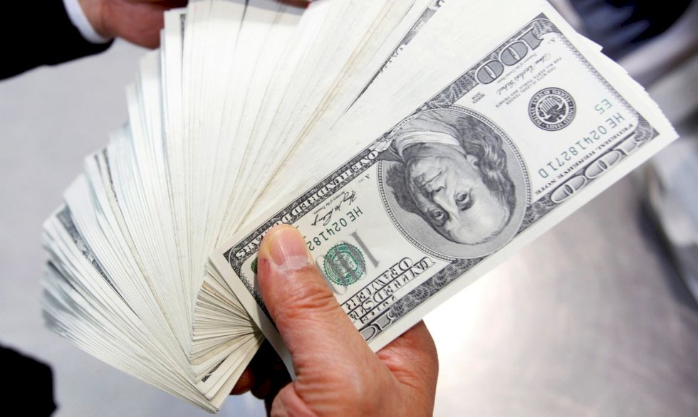 Dólar cai para R$ 4,77 e fecha no menor valor em mais de um ano.