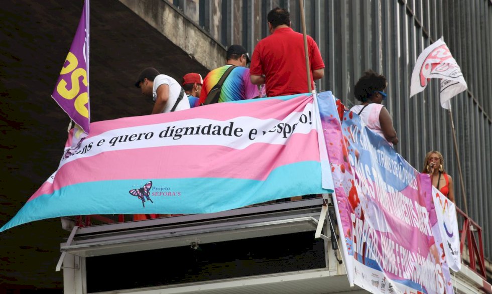 Marcha Trans ocupa ruas centrais de São Paulo e pede mais visibilidade.