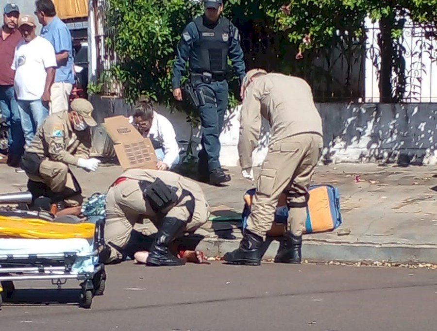 Moto conduzida por homem, com criança na garupa, se choca com caminhonete em cruzamento de Nova Andradina