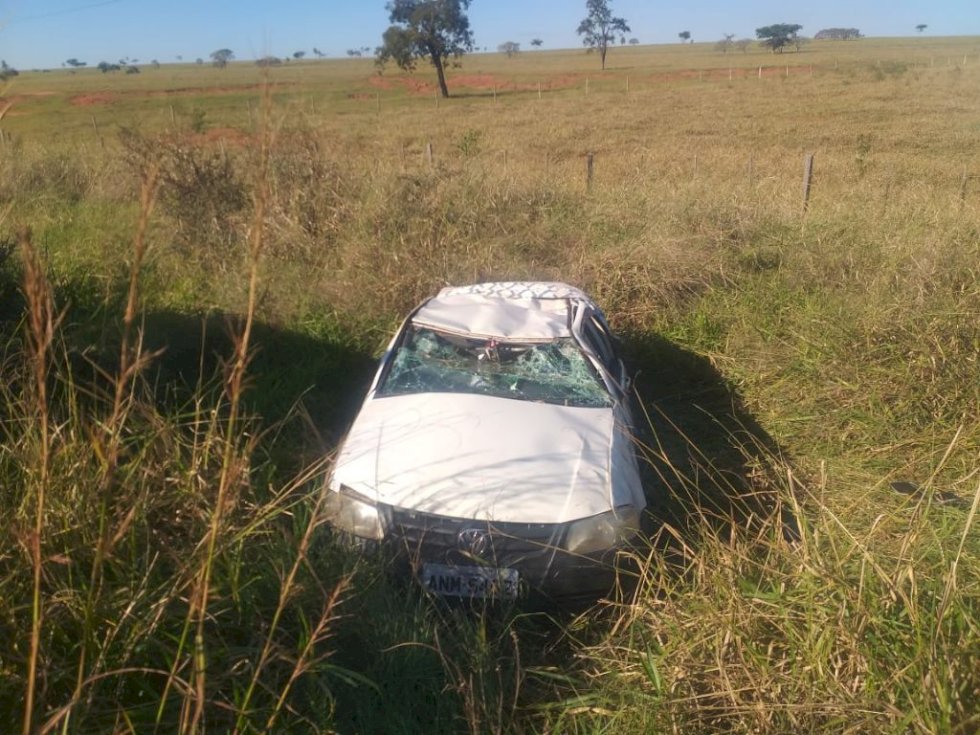 Carro com mulher e duas crianças a bordo capota na MS-385 em Anaurilândia