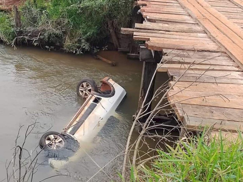 Policial penal do Paraná morre ao cair com veículo em córrego de MS