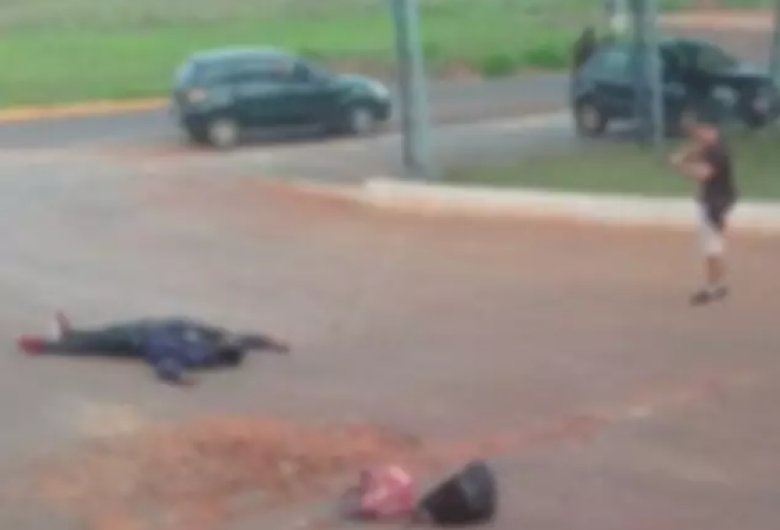 Homem é morto a tiros por policial durante discussão em rodoviária.