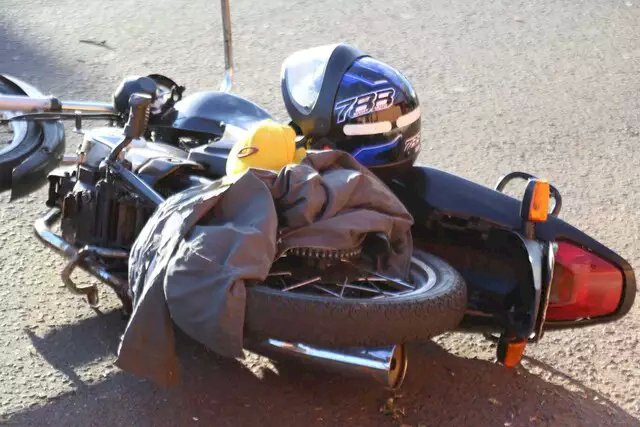 Adolescente de 17 anos morre ao bater moto em placa.