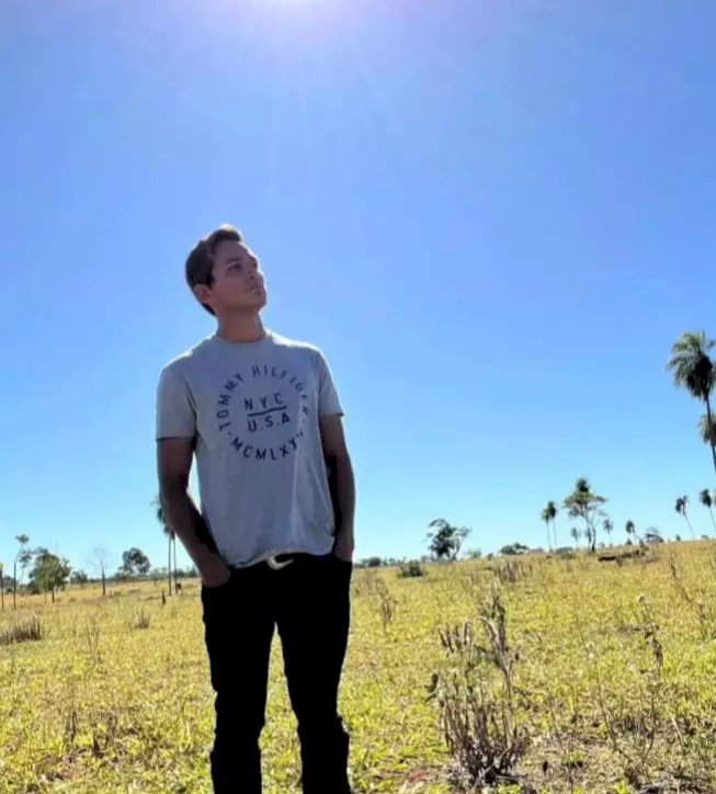 Jovem de 22 anos bate moto em portão de empresa e morre .