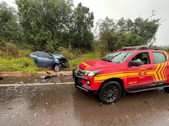 Homem morre e dois ficam feridos em acidente entre veículos.