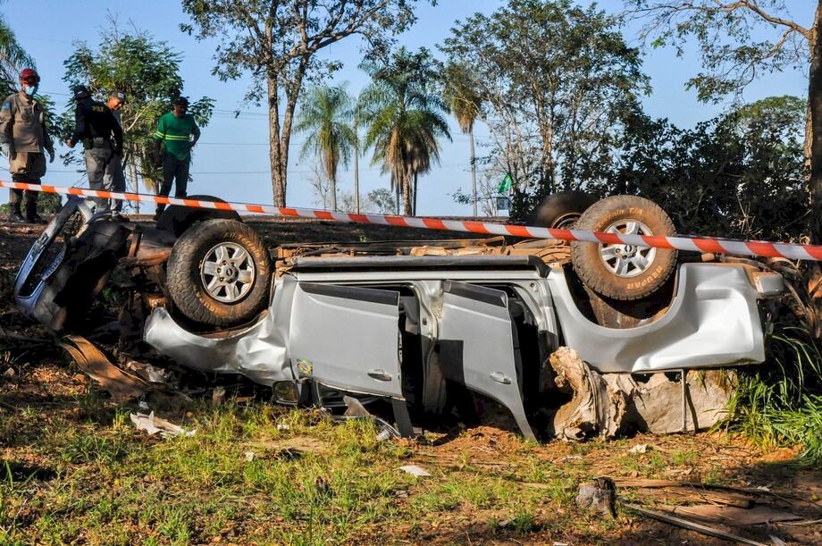 Após capotamento, motorista de caminhonete morre na BR-262 .