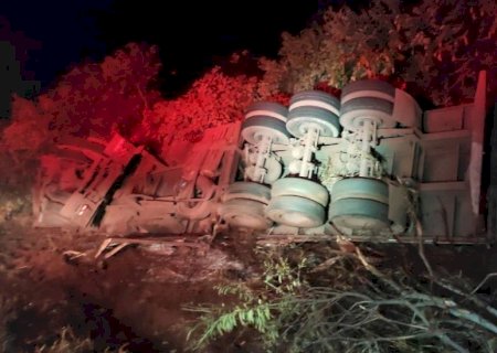Caminhão tomba entre Bataguassu e Santa Rita do Pardo e motorista é resgatado sem nenhum ferimento