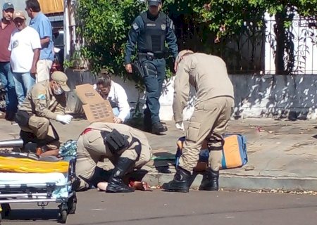 Moto conduzida por homem, com criança na garupa, se choca com caminhonete em cruzamento de Nova Andradina