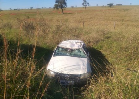 Carro com mulher e duas crianças a bordo capota na MS-385 em Anaurilândia