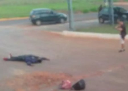 Homem é morto a tiros por policial durante discussão em rodoviária.