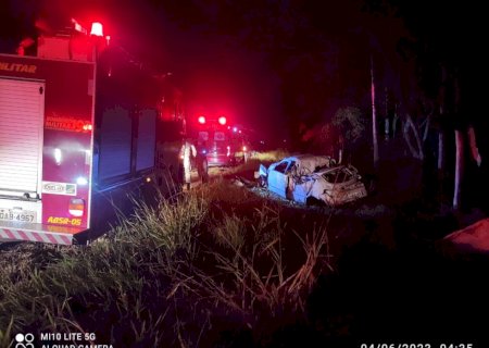Deodápolis - Veículo sai da pista colide em árvore na MS-145 e deixa uma vítima fatal presa as ferragens.