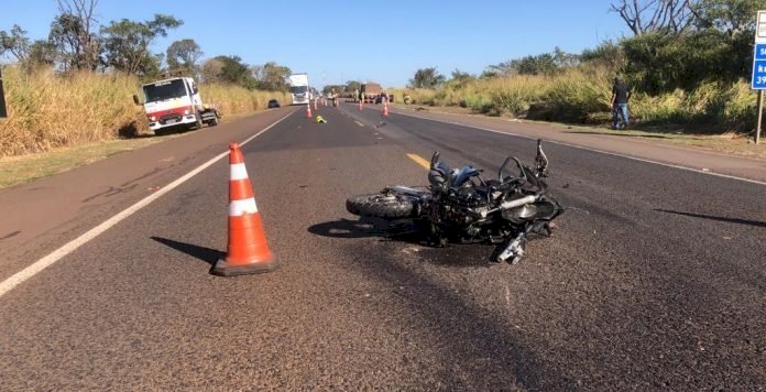 Motociclista morre ao colidir de frente com carreta e ser arrastado na BR-163.