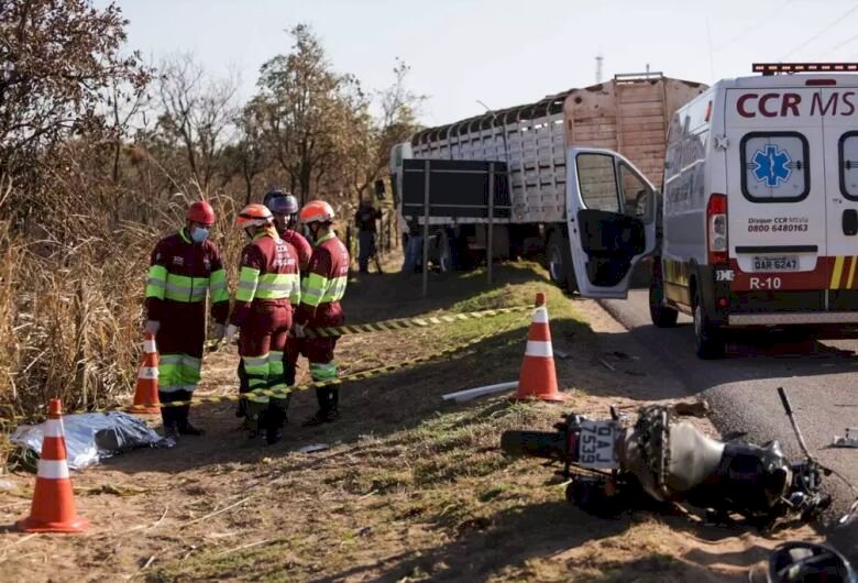 Acidente envolvendo quatro veículos deixa motociclista morto na BR-163.