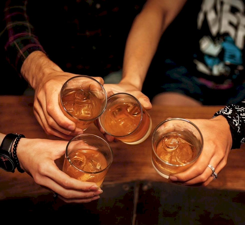Bebidas alcoólicas impulsionam e-commerce no Brasil e destilarias tradicionais aderem ao mercado virtual.