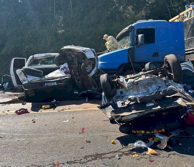Acidente entre carreta, caminhão e quatro carros deixa 4 mortos