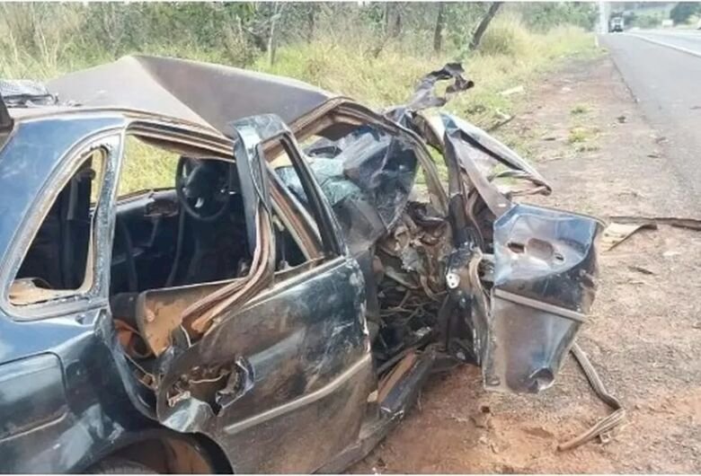 Motorista e passageira ficam presos às ferragens após acidente na BR-262.