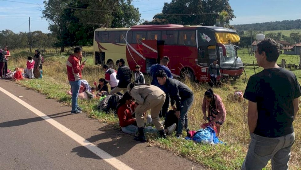 Acidente entre ônibus de turismo e carreta deixa feridos entre Bataguassu e Santa Rita do Pardo