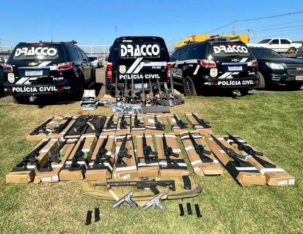 Polícia apreende 28 fuzis em ação contra empresa suspeita de venda irregular de armas em Dourados
