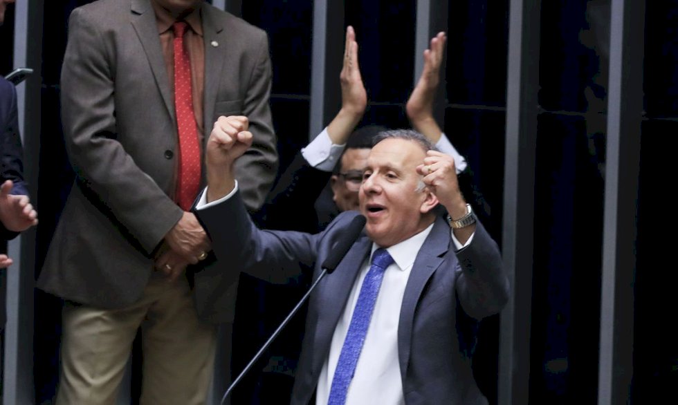 Câmara aprova PEC da reforma tributária votação em primeiro turno teve 382 votos a favor e 118 contra.