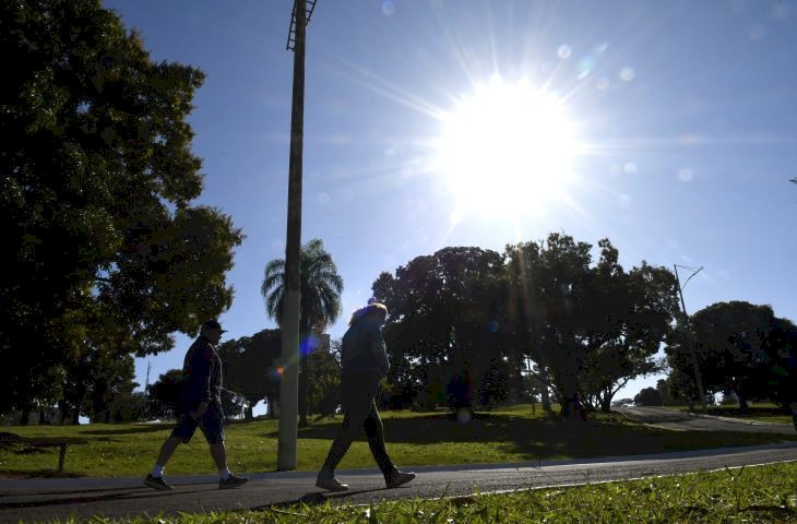 Segunda-feira com sol, tempo seco e temperaturas elevadas para todo o estado.