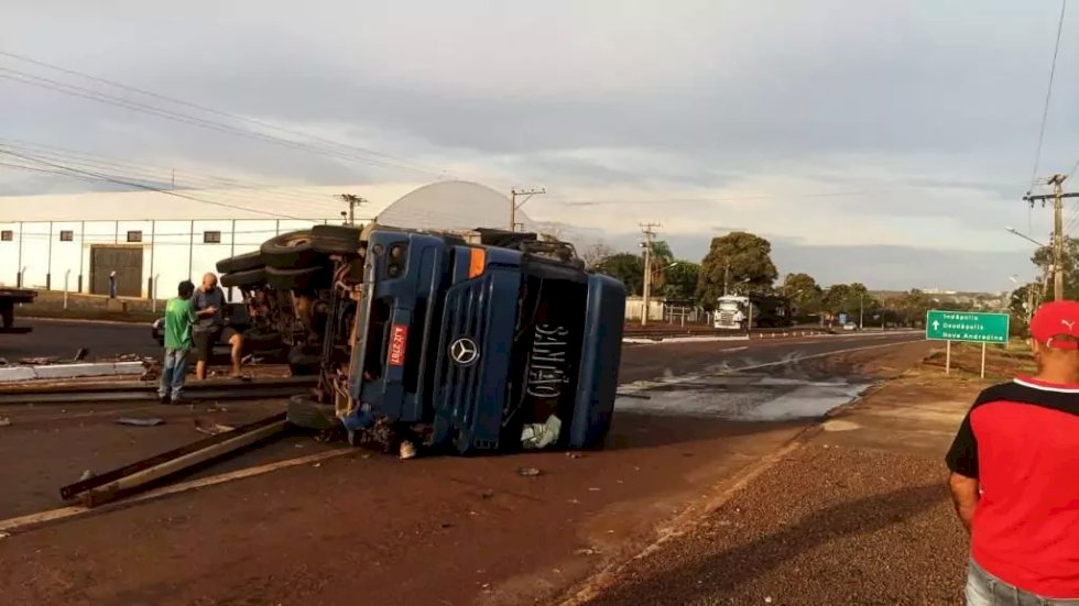 Carreta tomba e combustível se espalha na BR-163