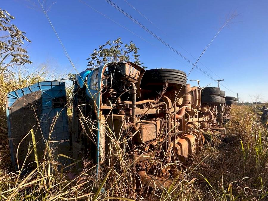 Após cochilar ao volante, condutor de carreta perde controle de direção e veículo carregado de milho tomba entre Batayporã e Anaurilândia