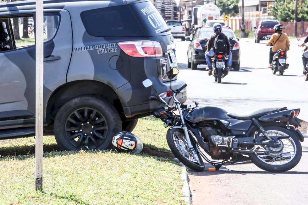 Moto conduzida por adolescente colide contra viatura do Choque na Gunter Hans
