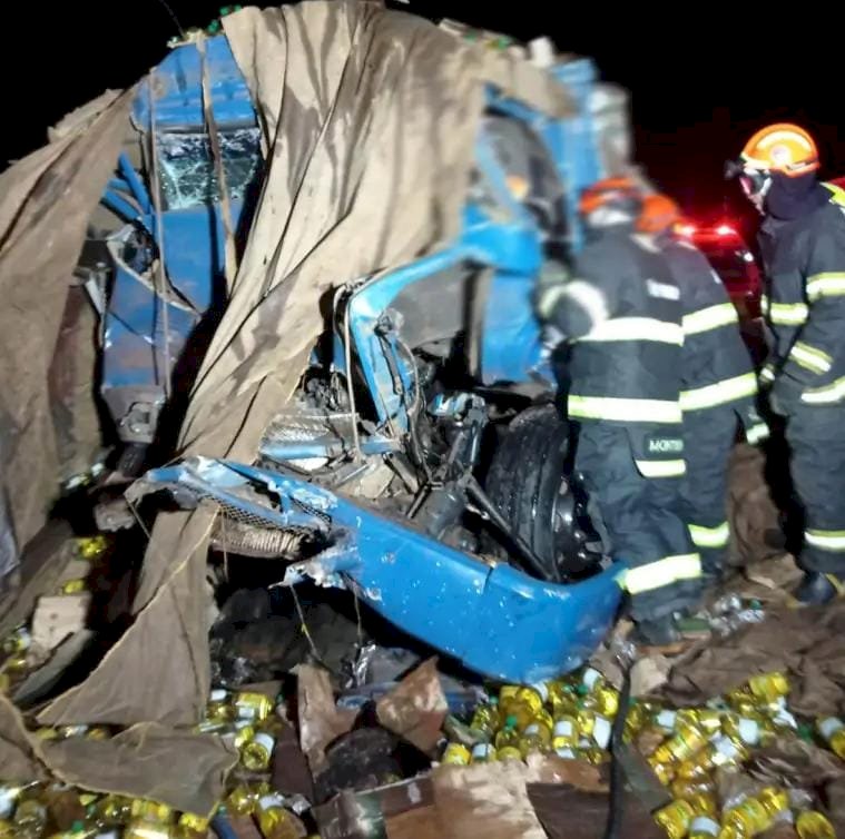 Ivinhema - Após participar de carreata em cortejo do funeral de amigo, motorista bate na traseira de carreta e morre em São Paulo.