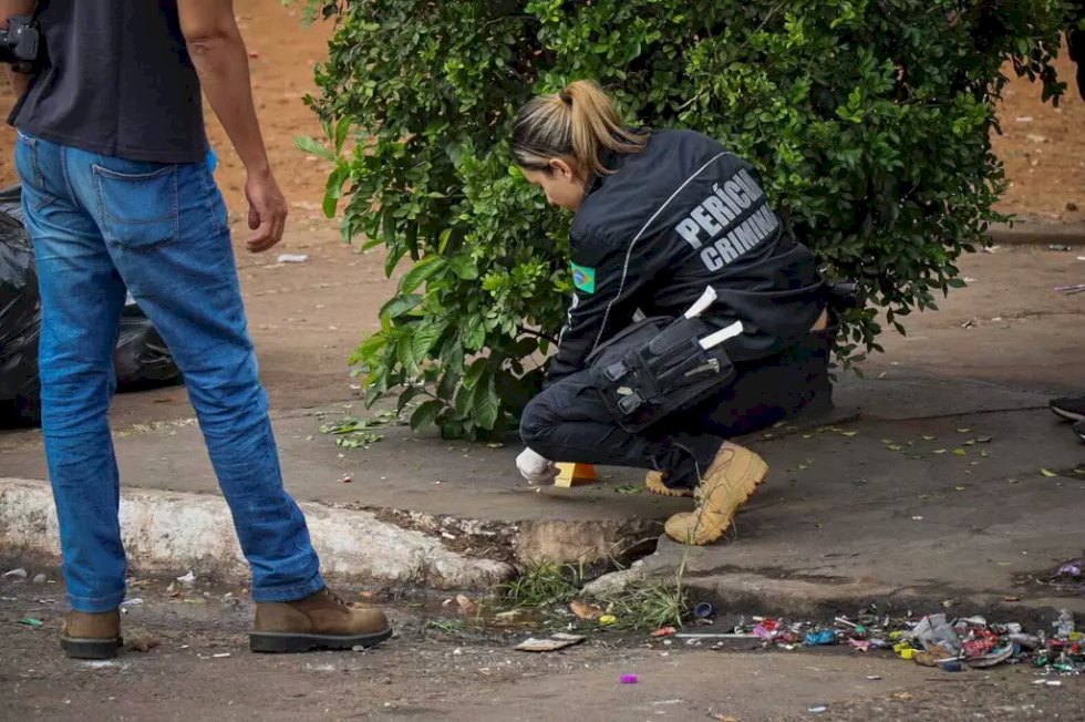 Homem atira na cabeça e mata rapaz que estava com ex em conveniência.