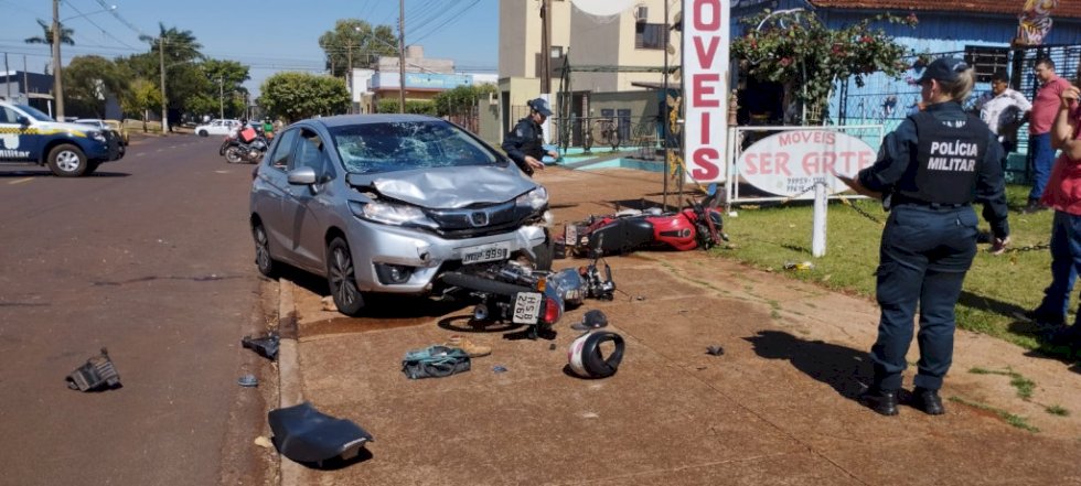 Motociclistas ficam em estado grave após colisão envolvendo carro em Dourados