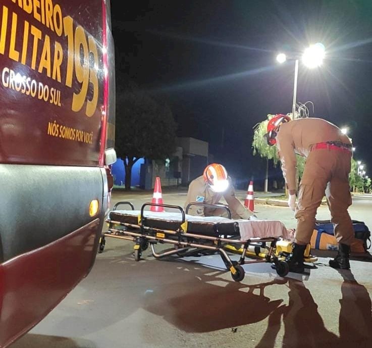 Ivinhema - Acidente entre carro e moto deixa uma vítima ferida no bairro centro.