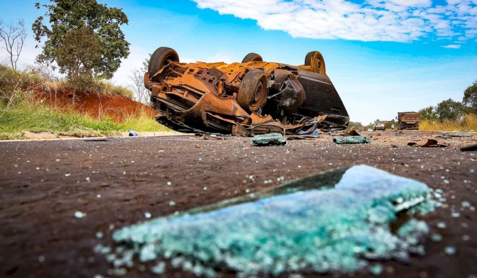 Motorista capota carro em tentativa de ultrapassagem na BR-262