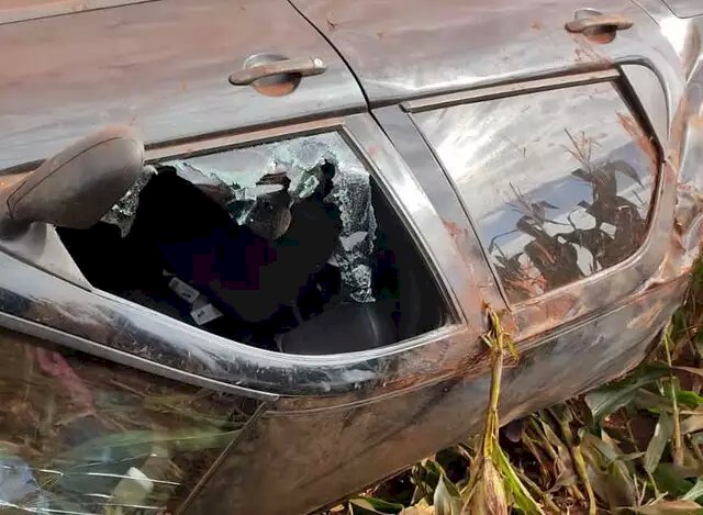 Mulher capota carro carregado com contrabando e morre