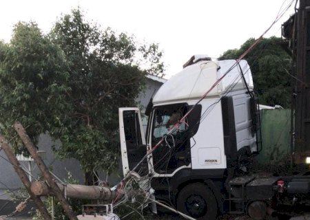 Nova Andradina - Motorista perde controle da direção de carreta e arranca poste de energia.