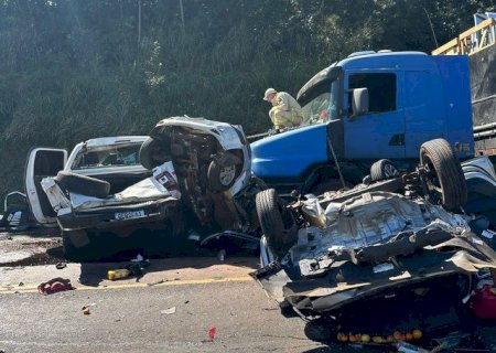 Acidente entre carreta, caminhão e quatro carros deixa 4 mortos