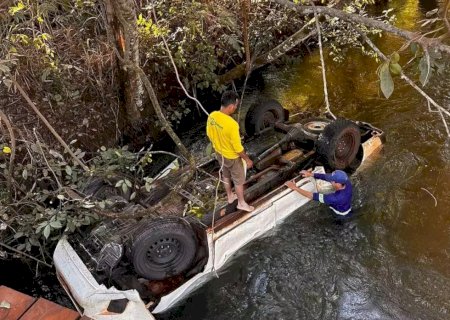 Acidente em ponte de madeira na zona rural deixa dois mortos e dois feridos.