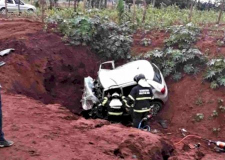 Motorista perde controle e morre ao cair em ribanceira em rodovia de MS