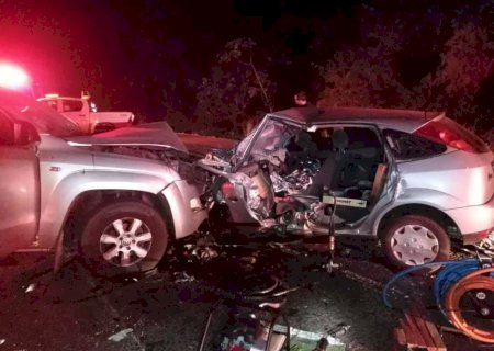 Colisão entre caminhonete e carro de passeio mata motorista.