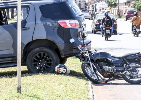 Moto conduzida por adolescente colide contra viatura do Choque na Gunter Hans